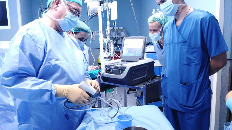 Texto Alternativo: El Hospital Clínico San Carlos incorpora vapor de agua a alta temperatura para el tratamiento de la hiperplasia benigna de próstata
