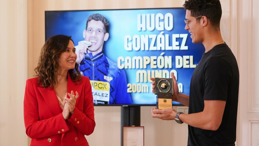 Texto Alternativo: Díaz Ayuso felicita al nadador Hugo González por su campeonato del mundo y destaca su “ejemplo de humildad, talento, disciplina y sacrificio”