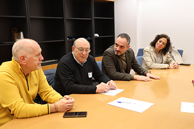 Texto Alternativo: El Alcalde se reúne con la Portavoz en la Comisión de Sanidad y APAM para generar sinergias entre administraciones y el tejido sociosanitario de Móstoles