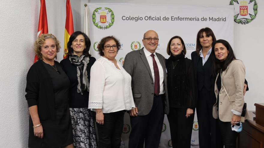Texto Alternativo: Dos enfermeros de Atención Primaria de la Comunidad reciben la Cruz de Enfermería al Mérito Colegial del CODEM