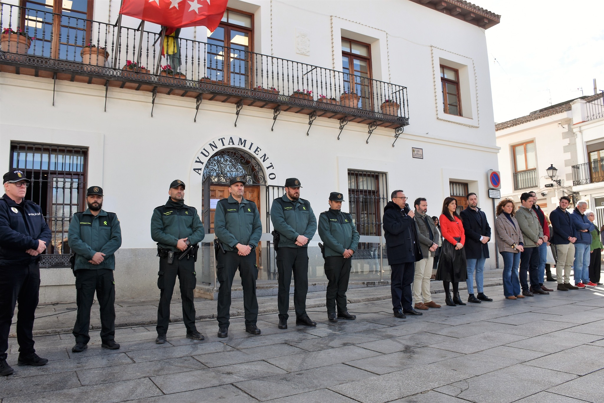Texto Alternativo: Emotivo minuto de silencio en memoria de los dos guardias civiles asesinados en Barbate