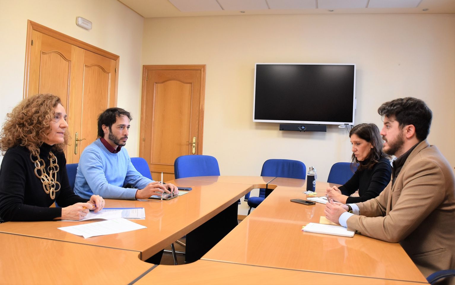 Texto Alternativo: El concejal de Entidades Urbanísticas mantiene una reunión con la presidente de la Urbanización Campodón para informar de las actuaciones municipales en esta zona de la localidad