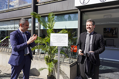 Texto Alternativo: El Alcalde y el Consejero de Cultura inauguran la Oficina de Turismo de Móstoles