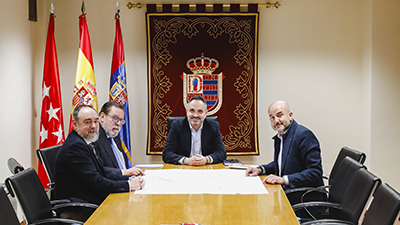 Texto Alternativo: El Alcalde se reúne con el Director General del Suelo para abordar proyectos en el municipio