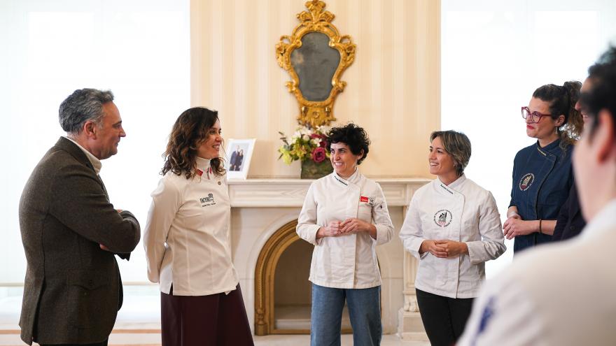 Texto Alternativo: Díaz Ayuso, distinguida con la chaquetilla de Embajadora de la Mujer en la Gastronomía