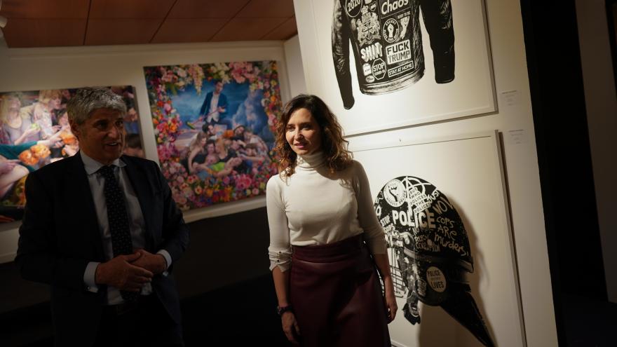 Texto Alternativo: Díaz Ayuso visita el Salón de Arte Moderno de Madrid que acoge obras de Tàpies, Dalí, Sorolla y Picasso