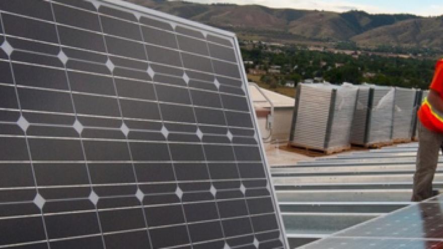Texto Alternativo: La Comunidad instalará paneles fotovoltaicos en dos edificios de Madrid y Fuenlabrada para reducir un 45% su consumo energético