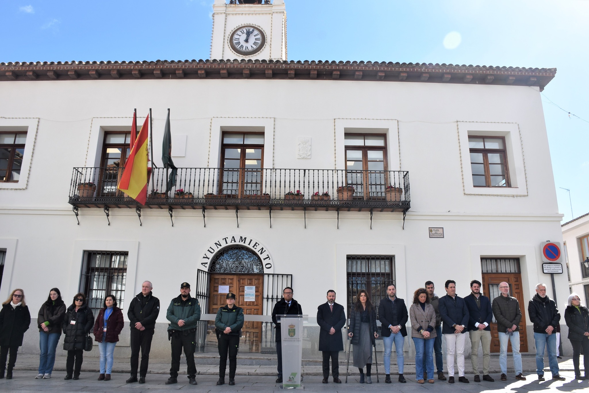 Texto Alternativo: Emocionado minuto de silencio en memoria de las víctimas del terrorismo en el aniversario del 11M