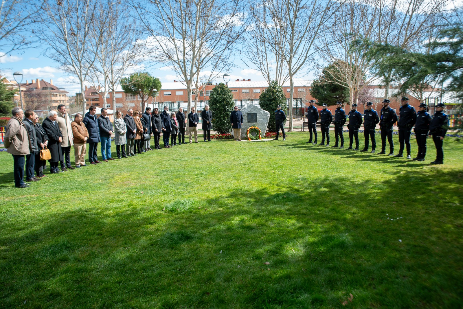 Texto Alternativo: Boadilla recuerda a las víctimas del 11-M, en el vigésimo aniversario de los atentados terroristas