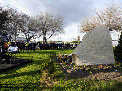 Texto Alternativo: Móstoles rinde homenaje a las víctimas del 11-M en el 20 aniversario de los atentados terroristas