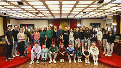 Texto Alternativo: El Alcalde recibe a alumnos franceses del Lycée Claude et Pierre Virlogeux, en Móstoles por un viaje de intercambio con el IES Los Rosales