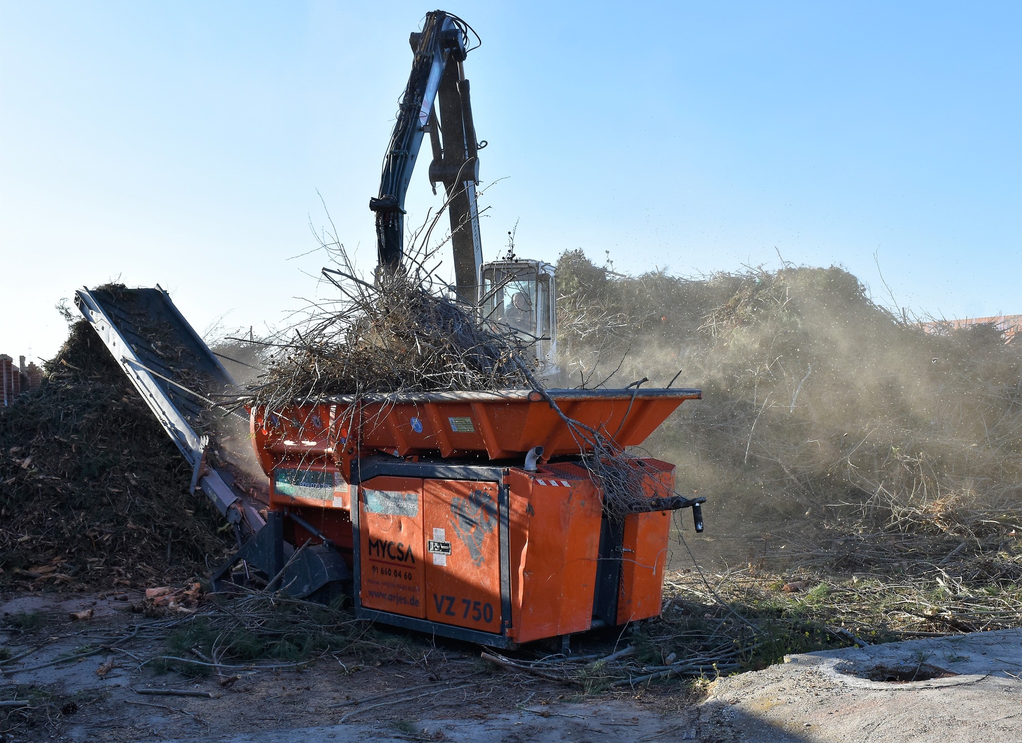 Texto Alternativo: Villaviciosa de Odón tritura los restos de poda que se transformarán en biomasa para producir energía renovable