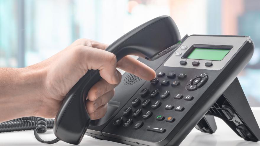 Texto Alternativo: La Comunidad de Madrid invierte en atención telefónica gratuita a personas en situación de dependencia