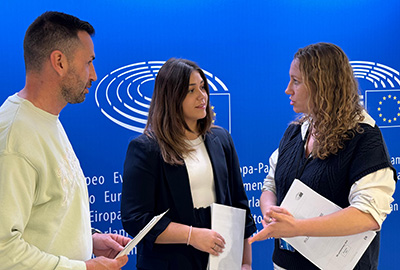 Texto Alternativo: Los concejales de Participación Ciudadana y Juventud y Cooperación mantienen una reunión en el Parlamento Europeo