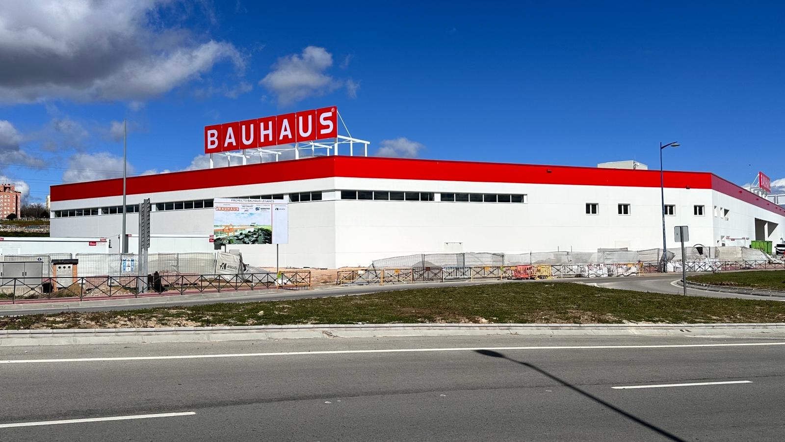 Texto Alternativo: El Ayuntamiento firma un acuerdo con BAUHAUS para colaborar en la contratación de vecinos de Leganés en su nueva tienda