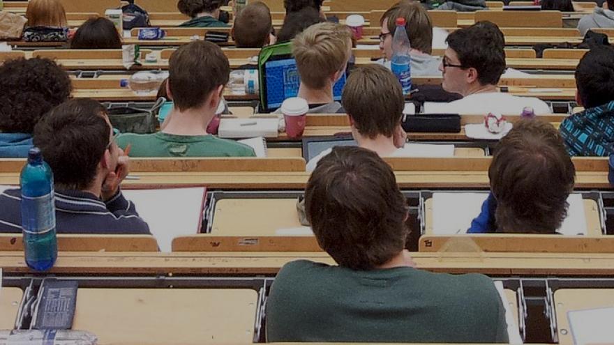 Texto Alternativo: La Comunidad de Madrid concede ayudas de hasta 1.500 euros a alumnos universitarios o de enseñanzas artísticas superiores con discapacidad