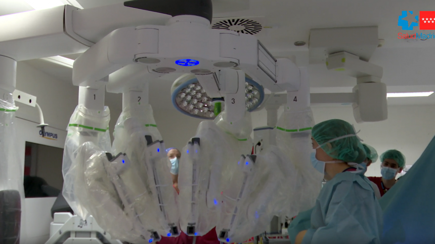 Texto Alternativo: La sanidad pública madrileña, pionera en España en la extracción parcial de hígado de donante vivo mediante cirugía robótica