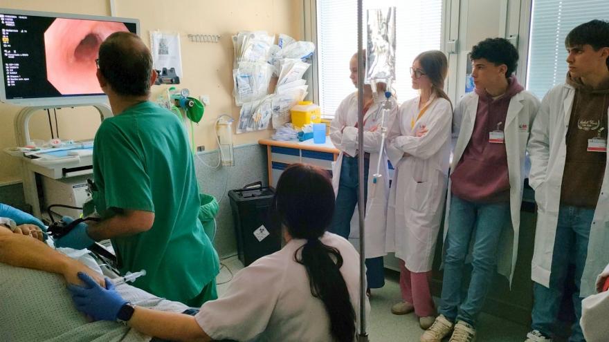 Texto Alternativo: El Hospital Severo Ochoa acoge a 65 alumnos de 22 centros educativos de cuarto de la ESO para motivarse por su futuro profesional