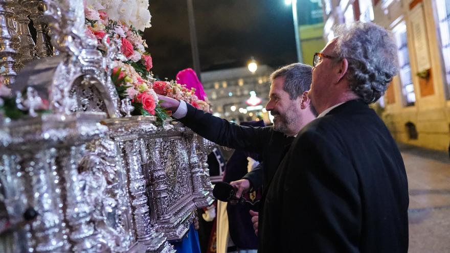 Texto Alternativo: La Comunidad de Madrid recibe la procesión de Nuestro Padre Jesús de la Salud y María Santísima de las Angustias a su paso por la Puerta del Sol
