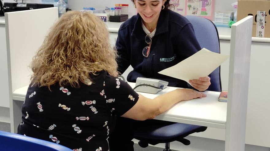 Texto Alternativo: Los profesionales de los Centros de Salud de la Comunidad enseñan a los ciudadanos a cuidar su corazón