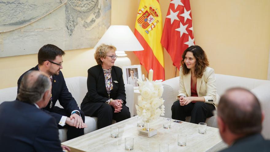 Texto Alternativo: Díaz Ayuso recibe en la Real Casa de Correos a la Hermandad de los Gitanos
