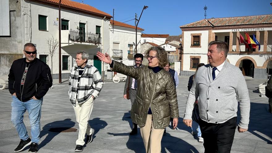 Texto Alternativo: La Comunidad de Madrid renueva la Plaza de la Constitución de Valdeavero para mejorar su accesibilidad
