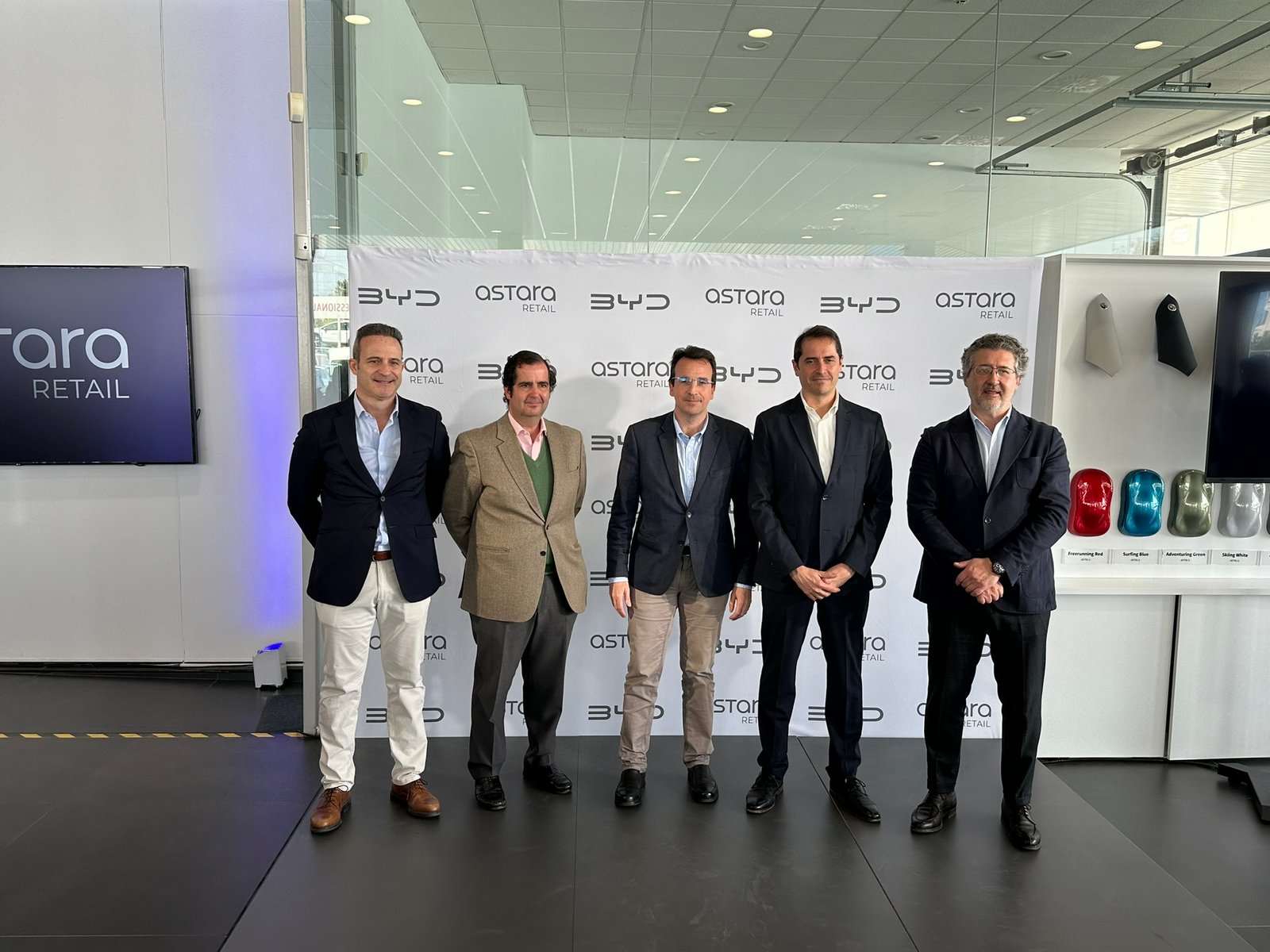 Texto Alternativo: El Alcalde acude a la inauguración&nbsp; del tercer concesionario de BYD en Madrid este situado en Leganés