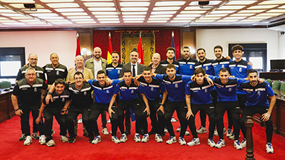 Texto Alternativo: El Alcalde recibe al equipo masculino FS Móstoles como campeones de Liga del grupo IV de 2ªB