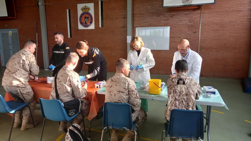 Texto Alternativo: El Centro de Transfusión de la Comunidad de Madrid registra como donantes de médula ósea a más de un centenar de alumnos de las academias del Ejército de Tierra y Aire