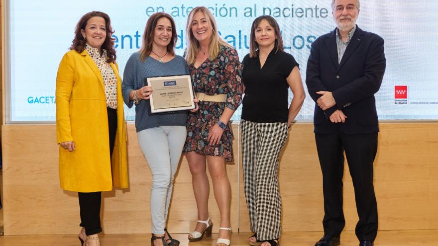 Texto Alternativo: Alpes recoge su placa BiC 2023 como mejor Centro de Atención Primaria de toda España