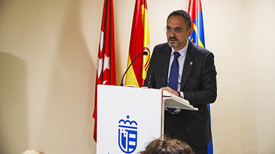 Texto Alternativo: El alcalde participa en la XIX lectura continuada de “El Quijote”, con motivo del Día del Libro