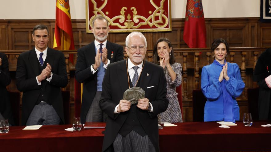 Texto Alternativo: Díaz Ayuso, en la entrega del Premio Cervantes al escritor Luis Mateo Díez