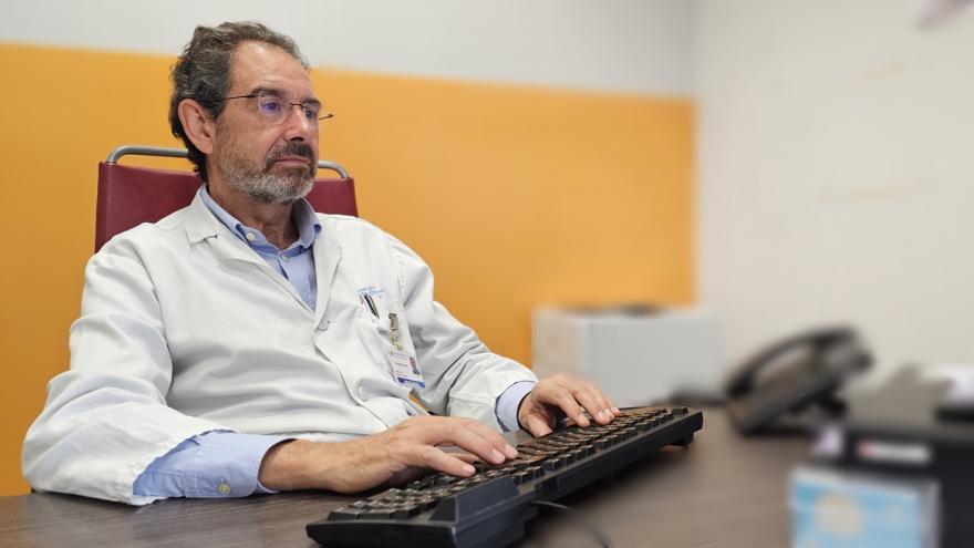 Texto Alternativo: Un reumatólogo del Hospital 12 de Octubre, catedrático de la Facultad de Medicina de la Universidad Complutense de Madrid