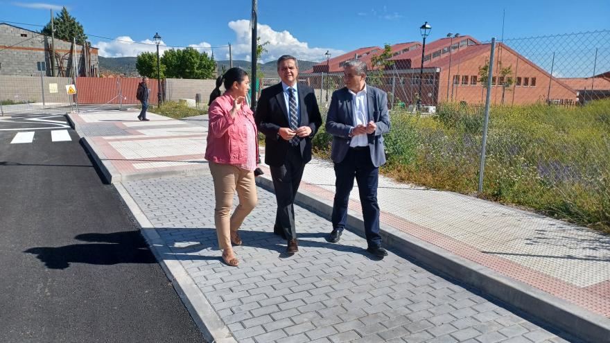 Texto Alternativo: La Comunidad de Madrid finaliza la urbanización de parcelas en Villa del Prado donde construirá 90 viviendas para familias vulnerables