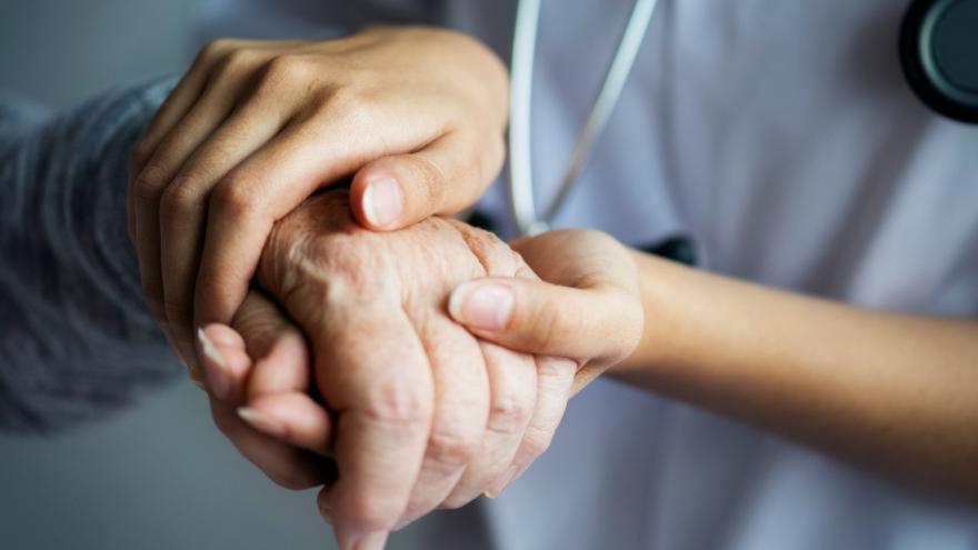 Texto Alternativo: La consulta de Estomaterapia del Hospital Infanta Cristina, reconocida a nivel nacional por su compromiso con la humanización