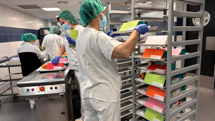 Texto Alternativo: El Hospital Universitario de Móstoles celebra el Día del Libro con los pacientes y los profesionales