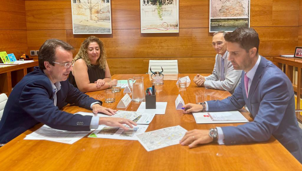 Texto Alternativo: La Comunidad acuerda con el Ayuntamiento la parcela que se cederá para construir el primer instituto del barrio de Solagua
