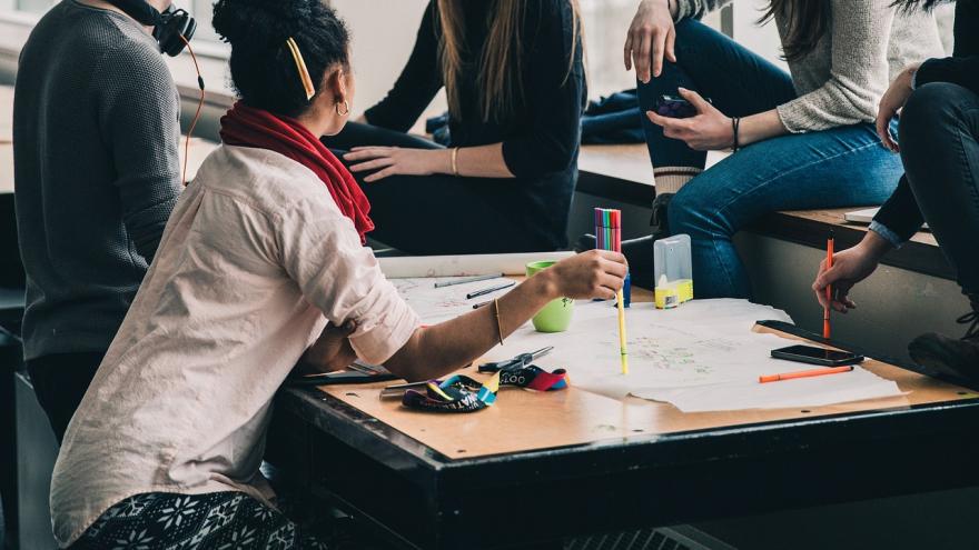 Texto Alternativo: La Comunidad de Madrid invierte en un nuevo programa para formar a jóvenes desempleados en competencias profesionales emergentes
