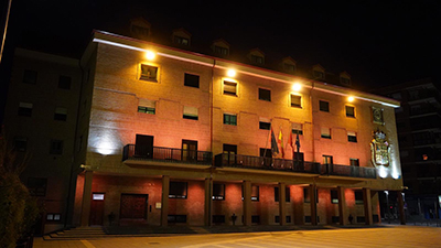 Texto Alternativo: El Ayuntamiento ilumina de amarillo su fachada por el Día Mundial de la Osteogénesis Imperfecta