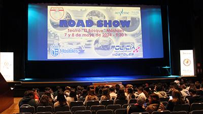 Texto Alternativo: El Ayuntamiento de Móstoles organiza un “Road Show” con la asociación AESLEME para concienciar a los jóvenes sobre educación vial