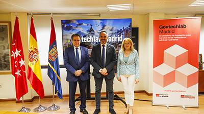 Texto Alternativo: El alcalde rubrica la firma de adhesión al proyecto “Govtechlab Madrid”, para la transformación digital de las administraciones públicas
