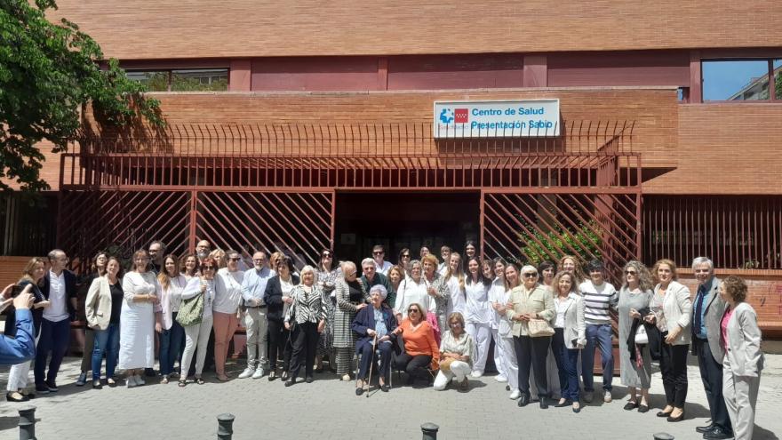 Texto Alternativo: Atención Primaria rinde un homenaje a la enfermera La Comunidad de Madrid presentación Sabio, que impulsó durante 40 años esta disciplina y da nombre a uno de los ocho centros de salud de Móstoles