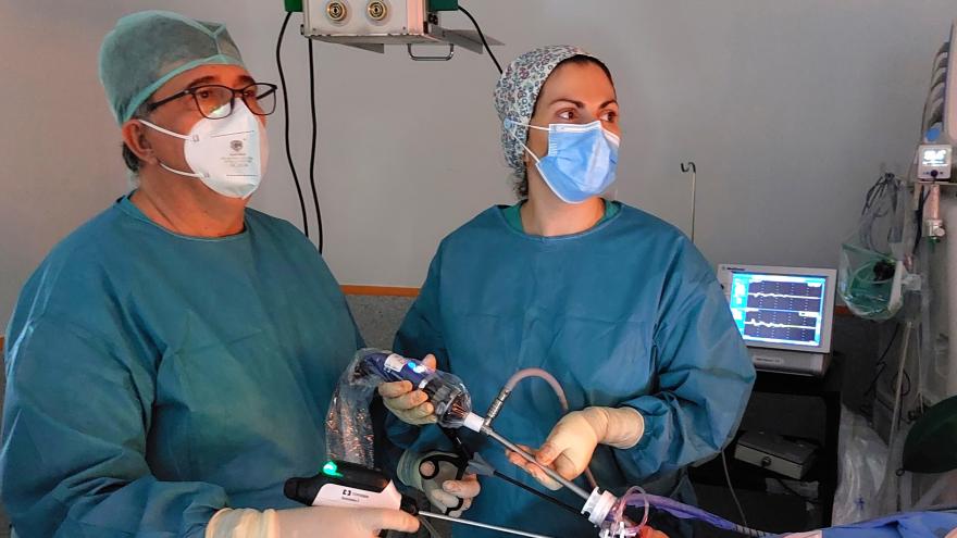 Texto Alternativo: El Hospital Universitario del Sureste realiza una intervención de tiroides por vía transoral, sin cicatriz cervical