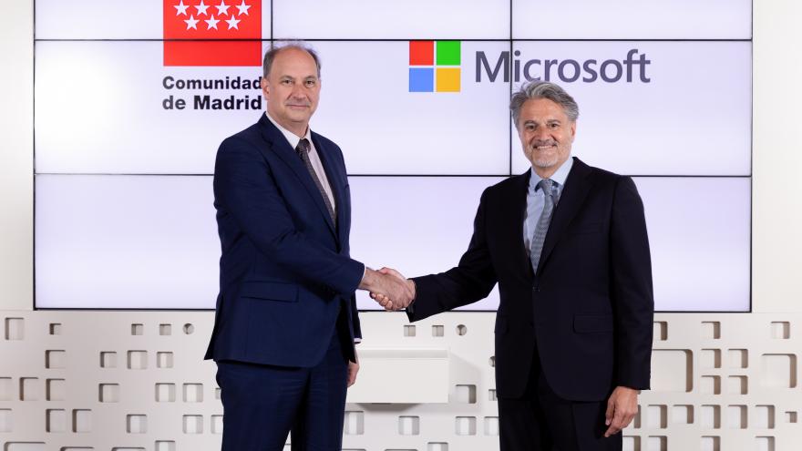 Texto Alternativo: La Comunidad de Madrid incorpora a Microsoft como primer socio de la Oficina de IA para colaborar en la aplicación de esta tecnología a los servicios públicos