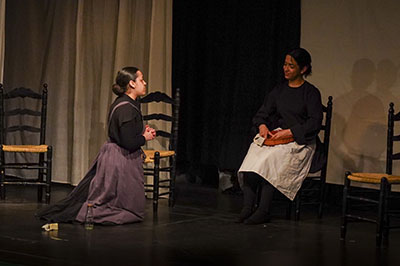 Texto Alternativo: El grupo de teatro “Ilusiones” del colegio Villa de Móstoles ofrece una representación a beneficio de la Asociación Española contra el Cáncer