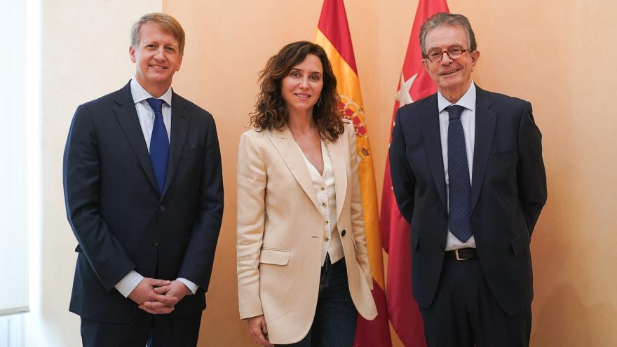 Texto Alternativo: Díaz Ayuso mantiene un encuentro con el presidente de la cadena hotelera Marriott Internacional
