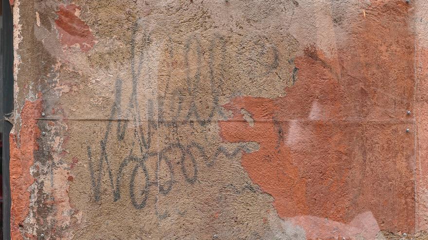 Texto Alternativo: La Comunidad de Madrid restaurará y protegerá el grafiti del artista Juan Carlos Argüello, Muelle, aparecido en el muro de un edificio de La Latina