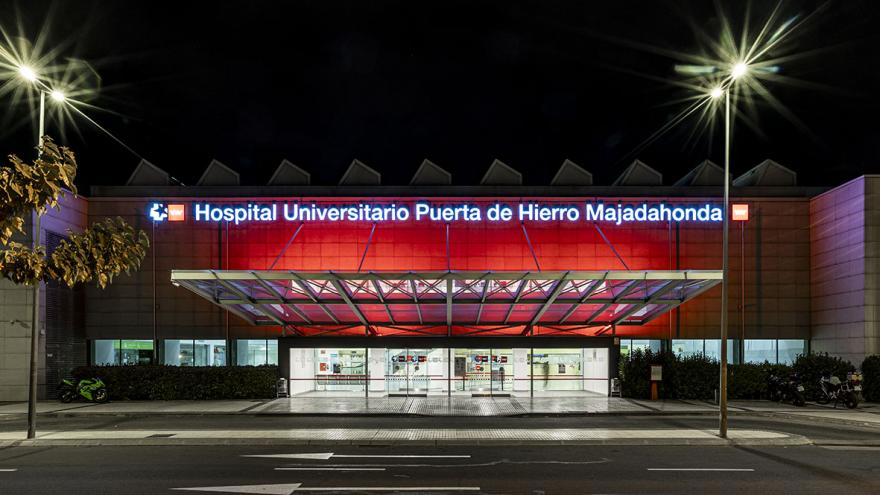 Texto Alternativo: El Hospital Puerta de Hierro, iluminado de rojo con motivo del Mes de la Insuficiencia Cardiaca
