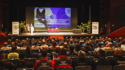 Texto Alternativo: El alcalde entrega reconocimientos a unidades y guías caninos por su colaboración con la Unidad Canina de Móstoles