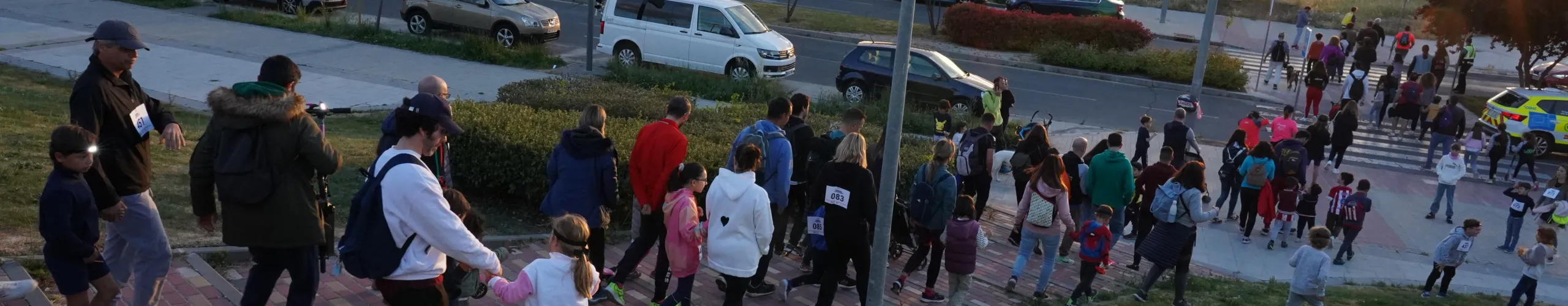 Texto Alternativo: Los participantes inscritos en III Marcha Nocturna Familiar podrán recoger los dorsales hoy y mañana en la sede de la Junta Municipal de Distrito